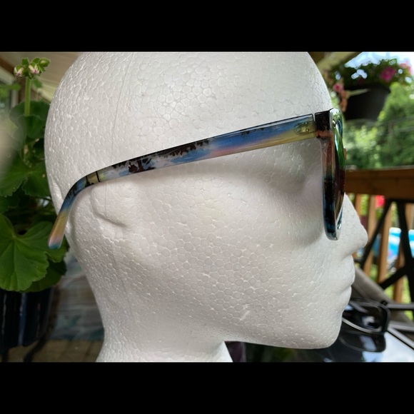 Beach Themed Sunglasses - Picture 4 of 5